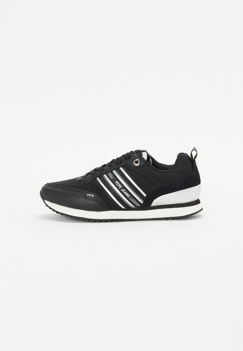 Sneakers sportivi neri con accenti bianchi e grigi. Realizzati in materiale sintetico, con lacci, dettaglio del logo e suola in gomma testurizzata.