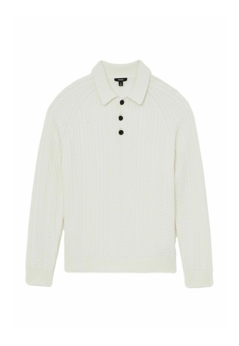 Cremfarbener Strickpullover mit Zopfmuster, ausgestattet mit einem Knopfkragen und drei schwarzen Knöpfen, gerippten Bündchen und Saum.