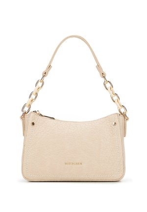 Beige Lederhandtasche mit strukturierter Oberfläche, gekrümmter Form, goldenen Hardware-Details und einem Ketten-Schulterriemen.