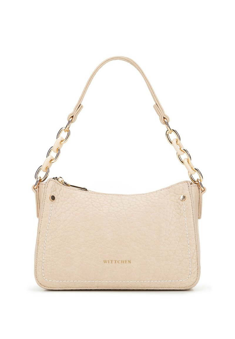 Sac à main en cuir beige avec une finition texturée, présentant une forme incurvée, des accents en métal doré et une bandoulière en chaîne.