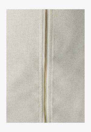 Bavlnená bunda na zips vo svetlom béžovom odtieni, s pozláteným zipsom na prednej strane. Textúra je hladká s jemným tkaným vzorom.