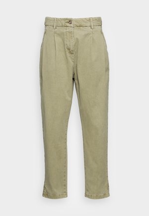 Pantalon beige taille haute fuselé avec plis à l'avant, passants pour ceinture, fermeture par bouton et ourlet à la cheville.
