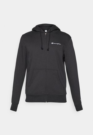 Schwarze Zip-Hoodie aus weichem Stoff mit einer Kordelzugkapuze, Fronttaschen und einem kleinen weißen Logo auf der oberen linken Brust.