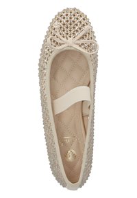 Bailarinas beige adornadas con acentos de perlas, tirante elástico y plantilla acolchada. Textura suave con diseño de punta redondeada.