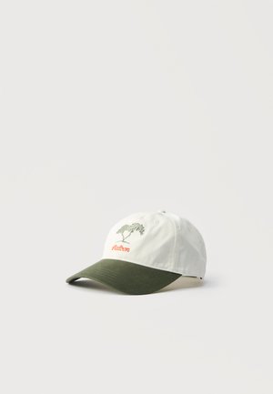 Λευκό και πράσινο καπέλο μπέιζμπολ με κεντημένο δέντρο και πορτοκαλί κείμενο «Malborn» στο μπροστινό μέρος, τοποθετημένο πάνω σε απλό φωτεινό φόντο.