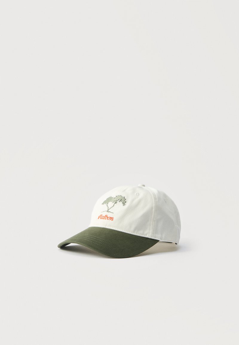 Λευκό και πράσινο καπέλο μπέιζμπολ με κεντημένο δέντρο και πορτοκαλί κείμενο «Malborn» στο μπροστινό μέρος, τοποθετημένο πάνω σε απλό φωτεινό φόντο.