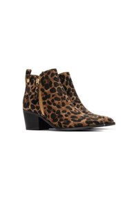 Botas de tobillo con estampado de leopardo, hechas de ante texturizado, con punta afilada, cremallera lateral y un tacón bajo tipo bloque.