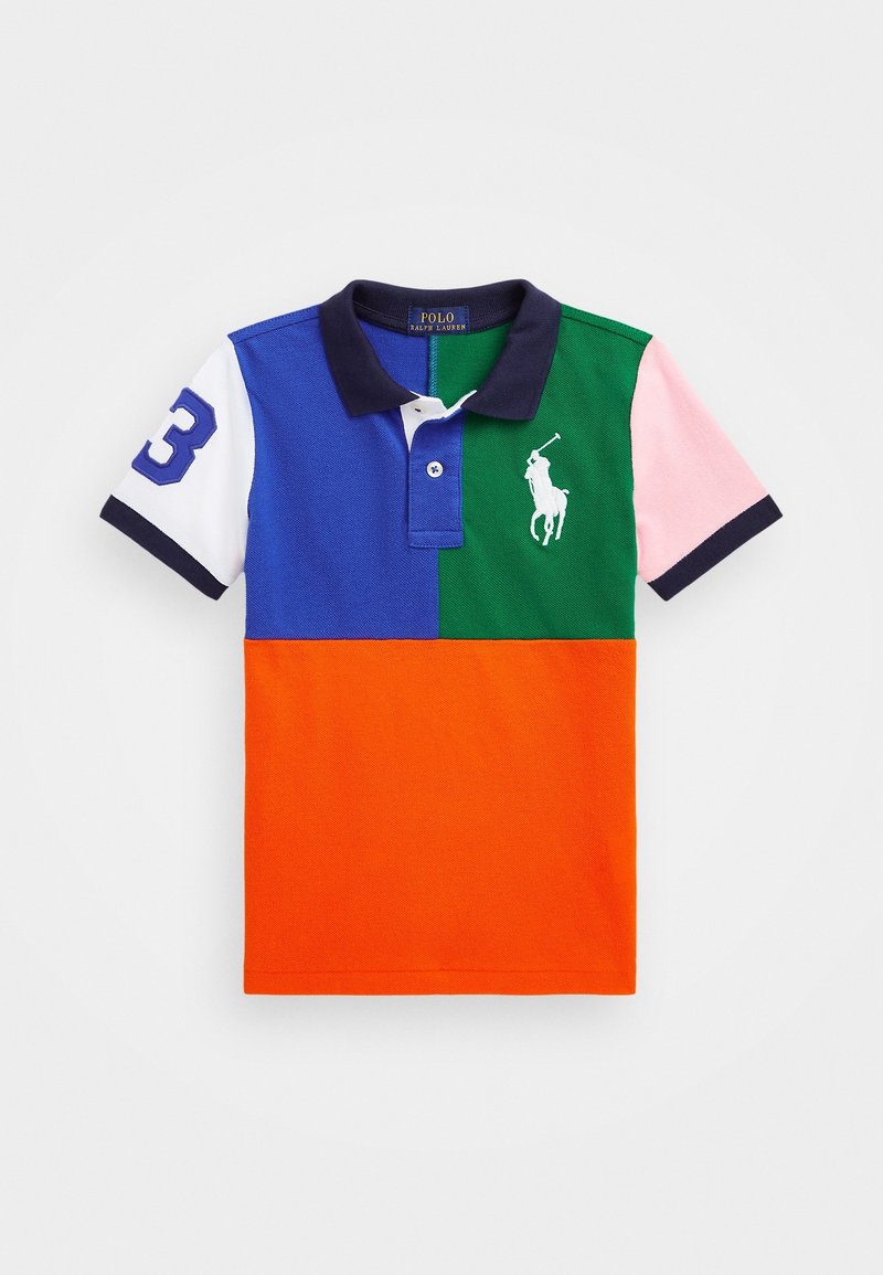 Polo à manches courtes avec col bleu marine, panneaux bicolores en bleu, vert, orange et rose, arborant un logo blanc de joueur de polo et le numéro 3 sur la manche.