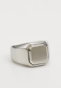 Silberner Ring mit einer achteckigen, gebürsteten Metalldeckfläche und einem polierten Band. Hat eine glatte Oberfläche und ein klares, geometrisches Design.
