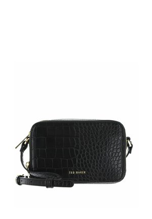 Sac bandoulière noir à texture crocodile, fermeture éclair dorée, sangle ajustable et logo "TED BAKER" sur le devant.