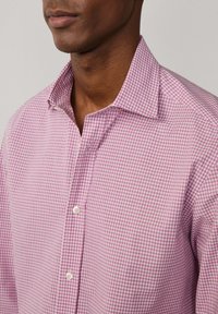 Rosa Gingham-Karomuster Hemd mit Button-Down-Kragen und weißen Knöpfen. Der Stoff hat eine leichte Struktur und eine taillierte Passform.