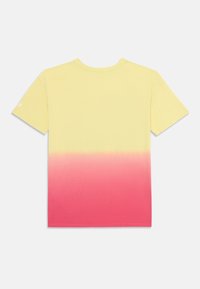 Camiseta de manga corta de algodón, con un diseño degradado de amarillo a rosa. Textura suave con cuello redondo y detalles de costura mínimos.