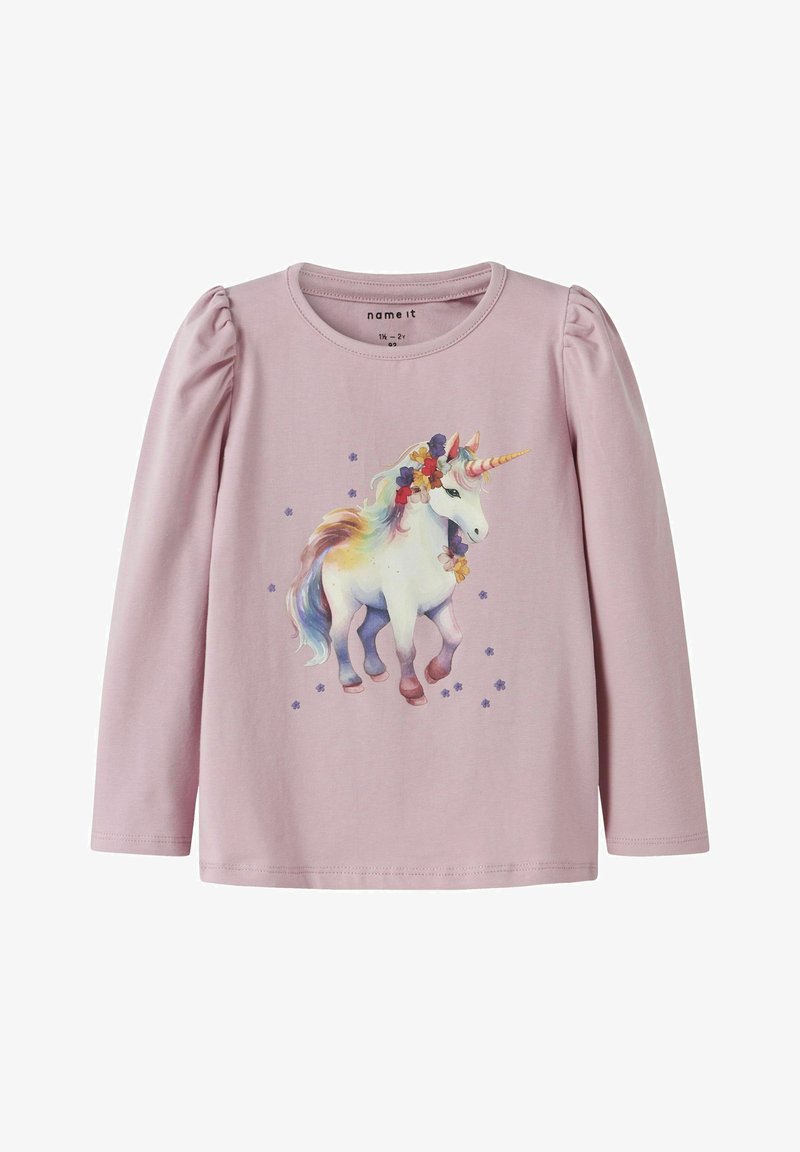 Cămașă cu mânecă lungă, de culoare roz, dintr-un material moale, având un grafic colorat cu un unicorn și accente florale, precum și flori mici de culoare purpurie. Mâneci pufoase.