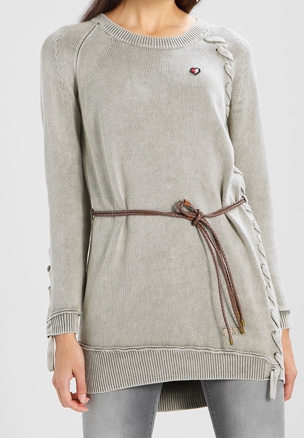 Pull en maille gris clair à manches longues, détails lacés sur les côtés, petit emblème en forme de cœur sur la poitrine, et ceinture tressée marron nouée à la taille.