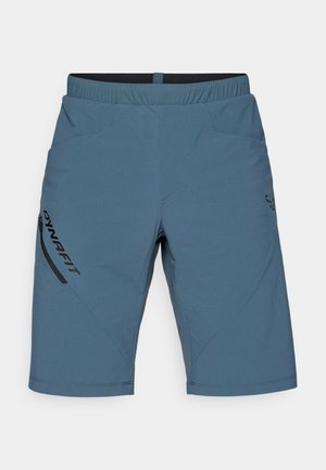 Şorturi sport de culoare albastră deschisă, cu un brâu elastic, cusături diagonale și un buzunar cu fermoar, având logo-ul "Dynafit" în negru.