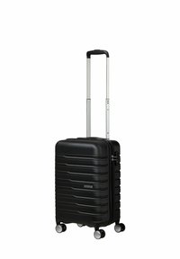 Valigia rigida nera con righe orizzontali, manico retrattile in alluminio e quattro ruote girevoli per una facile manovrabilità.