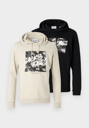 Twee hoodies: een lichtgrijze met een bloemgrafiek en tekst, en een effen zwarte. Beide hebben kangoeroe-ingangen en een capuchon met trekkoord.