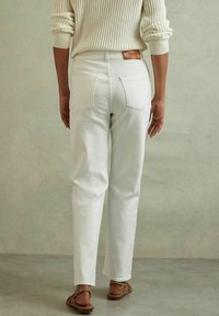 Reiss SELIN MID-RISE STRAIGHT PETITE - Relaxed fit jeans - white