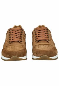 Sneaker in pelle scamosciata e pelle marrone con perforazioni, punta rotonda e design con lacci. Presenta una suola intermedia bianca e una suola esterna in gomma.