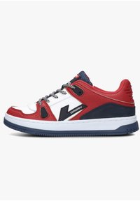 Rode en witte sport schoenen van leer en textielmaterialen. Ronde neus, mesh accenten, zwarte veters en een gestructureerd marineblauw zijpaneel.