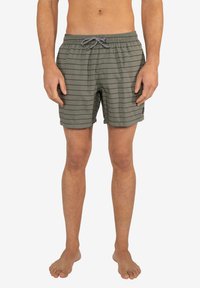 Costumi da bagno da uomo verde oliva con strisce nere orizzontali. Realizzati in tessuto leggero con vita elastica e cordoncino.