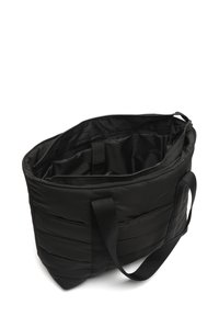 Čierna prešitá taška cez rameno vyrobená z nylonu s uzatvorením na zips, s dvojitými tkaninovými uchami a vnútornou kapsou. Textúrovaný, prešívaný dizajn.