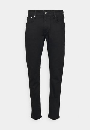 Czarne jeansy slim fit z przodem na guzik i zamek błyskawiczny, szlufkami na pasek oraz przednimi i tylnymi kieszeniami, zaprezentowane na jednolitym tle.