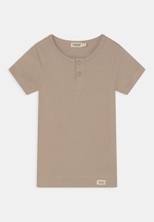 Børnetop med rib og korte ærmer i beige med rund halsudskæring, to knapper foran og et lille mærke nederst.