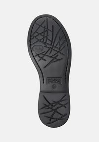Soletta di scarpa nera in gomma con un motivo di grip testurizzato, con il marchio "CAMPER" e la taglia "38" impresso sulla superficie.