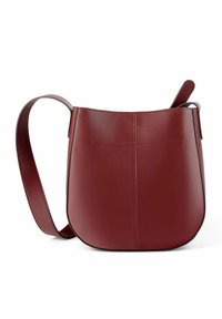 Borsa a tracolla rossa in pelle con una texture liscia, forma arrotondata e una lunga tracolla staccabile; presenta una cucitura minimalista e una tasca sul retro.
