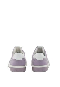 Sneakers in canvas lilla con accenti bianchi e suole in gomma; design low-top con una texture liscia e una struttura a strati.