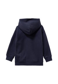 Sudadera con capucha de color azul marino, hecha de una tela suave, con un bolsillo tipo canguro, puños acanalados y dobladillo inferior. Textura suave, diseño casual.