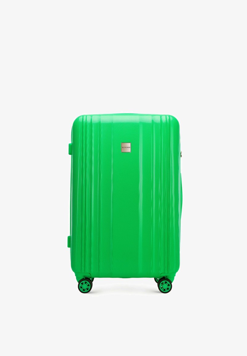 Groene harde koffer met verticale ribbels, textuur oppervlak en een metalen logo. Voorzien van vier wielen voor mobiliteit.