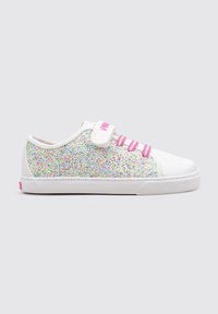 Zapatilla blanca cubierta de purpurina con una correa y cordones rosas, punta redondeada y suela de goma. Detalles multicolores brillantes en los laterales.