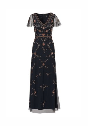 Robe noire longue avec des manches flottantes transparentes, en V, et un motif de broderie florale rose.