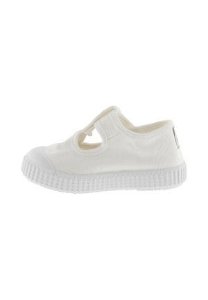 Witte canvas schoen met een ronde neus, uitsparingen aan de zijkant en rubberen zool. Voorzien van een gestructureerde grip op de zool en eenvoudige stikdetails.