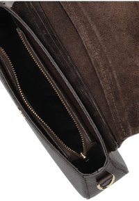 Bruine leren tas met een ritsvak, suède interieur, soepele textuur en gouden ritshardware. Compact en gestructureerd ontwerp.