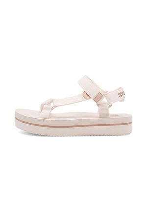 Beige Plateausandale mit verstellbaren Stoffriemen und Klettverschlüssen auf weißem Hintergrund.