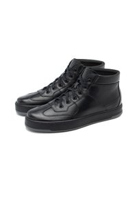 Zwarte, hoge leren sneakers met platte veters, ronde neus, gestikte details en een dikke rubberen zool. Gladde afwerking met minimale accenten.