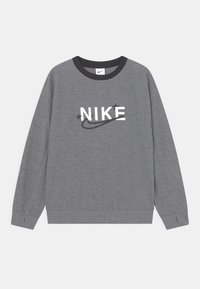 Szary sweatshirt wykonany z mieszanki bawełny, z czarnym prążkowanym dekoltem, dużym białym logo "NIKE" oraz zakrzywionym graficznym akcentem z gwiazdkami.
