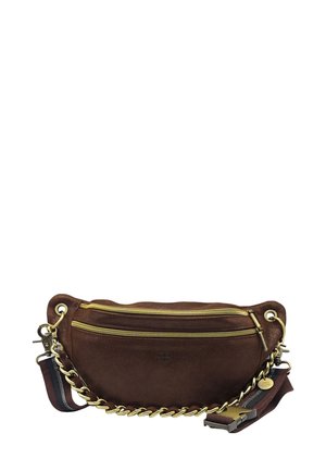 Sac bandoulière en suède marron avec des zips dorés, un détail en chaîne, une sangle réglable en tissu rayé, et un logo de la marque sur la poche avant.