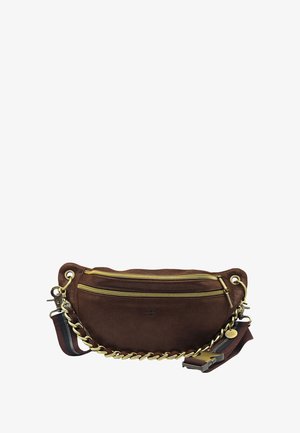 Sac bandoulière en suède marron avec des zips dorés, un détail en chaîne, une sangle réglable en tissu rayé, et un logo de la marque sur la poche avant.