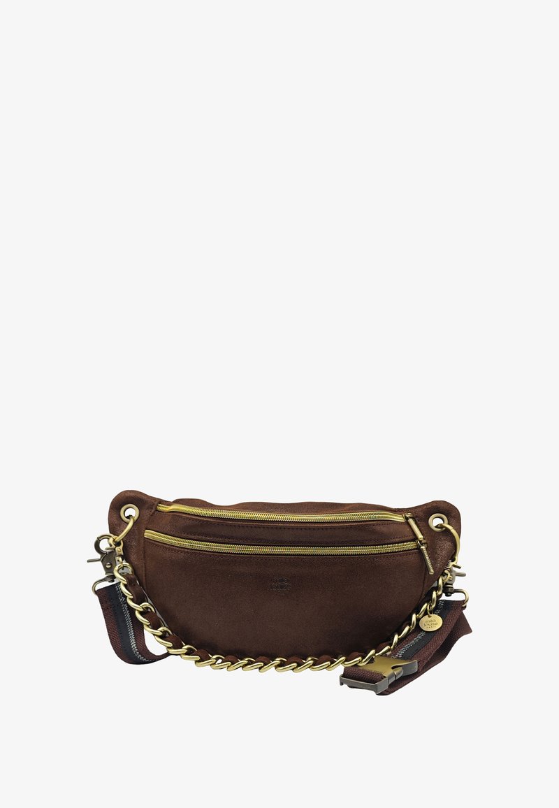 Sac bandoulière en suède marron avec des zips dorés, un détail en chaîne, une sangle réglable en tissu rayé, et un logo de la marque sur la poche avant.