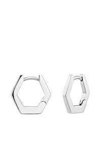 Pendientes de aro hexagonales de plata con un acabado pulido. Un pendiente es más grande y ambos cuentan con un cierre de bisagra para un uso seguro.