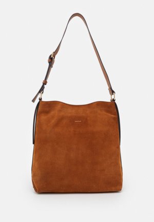 Bruine suède schoudertas met verstelbare riem en een subtiel merklogo in het midden aan de voorkant.