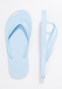 Heledad sinine flip-flop sujuva kummi tallaga, tekstuursete rihmade ja laineliste servadega. Omab kummist jalatalla sisse pressitud tähekest.