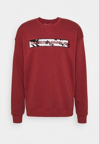 Felpa rossa a maniche lunghe con collo a girocollo, con polsini e orlo a coste, che presenta un logo Under Armour con motivo camouflage sul petto.