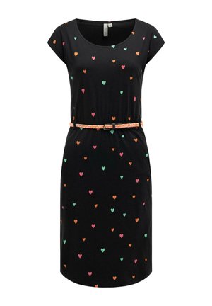 Sort knælang kjole med korte ærmer, farverigt spredt hjerteprint og et orange og hvidt flettet bælte i taljen.