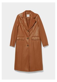 Hnědý kabát z umělé kůže s klopovým límcem, dvěma předními kapsami a uzávěrem na tři knoflíky. Má hladkou texturu a dobře padnoucí střih.