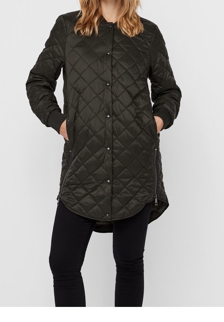 Giacca lunga trapuntata di colore verde scuro, con bottoni a pressione, tasche laterali, polsini a coste e orlo curvo per una silhouette moderna.